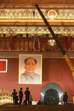 毛沢東さん肖像交換（建国60周年記念式典）3