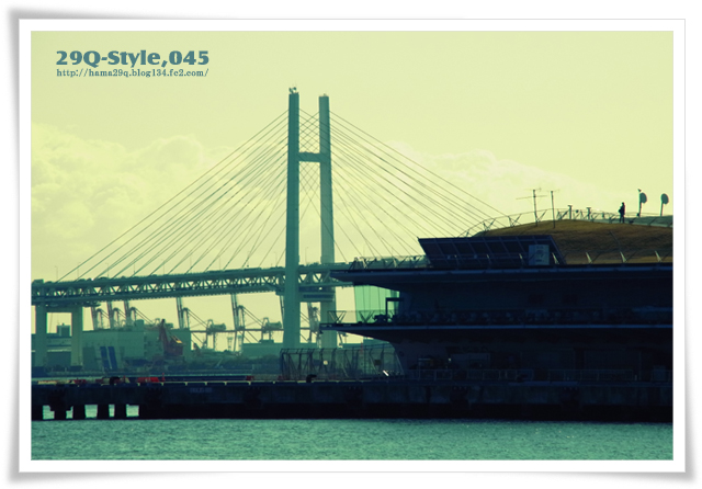 横浜大桟橋とベイブリッジ