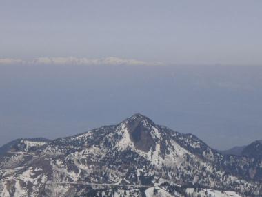 笠岳の背後に見える北アルプス