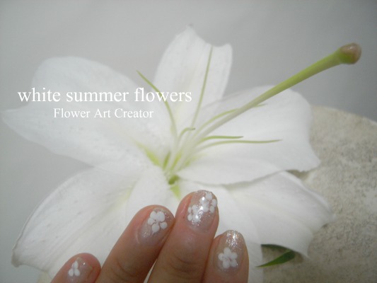 ネイルアート　白い花　若葉フラワーズ