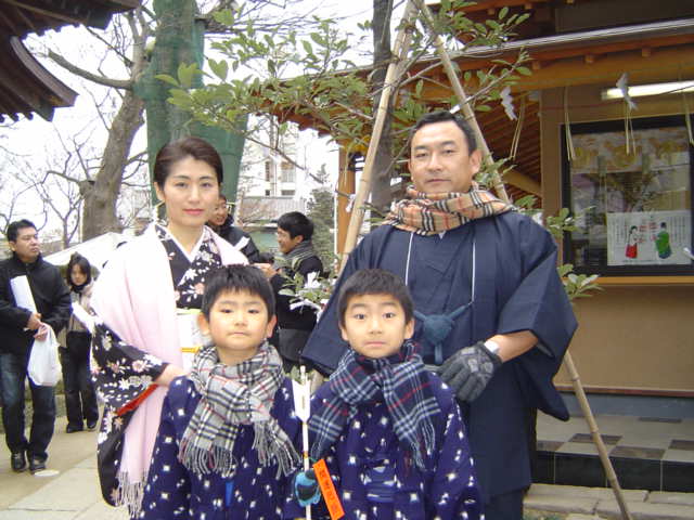 松戸神社で記念撮影