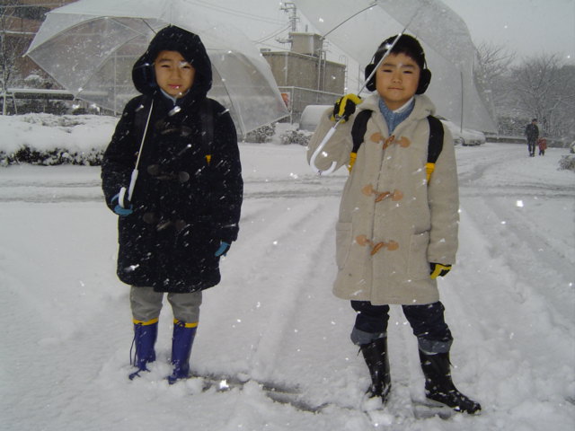 雪の中を出かける子供達