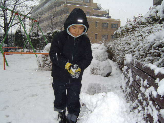 雪遊びをする下の子