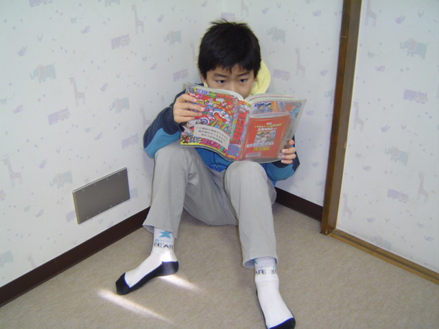 赤坂図書館でコロコロ・コミックを読むおにいちゃん