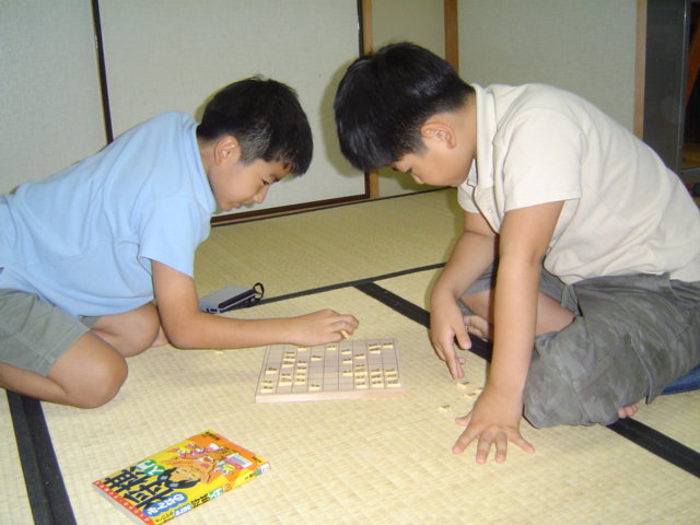 将棋で遊ぶ子供達