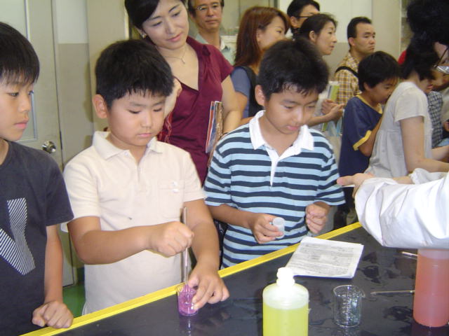 駒場東邦文化祭にて化学部でスライムを作る子供達