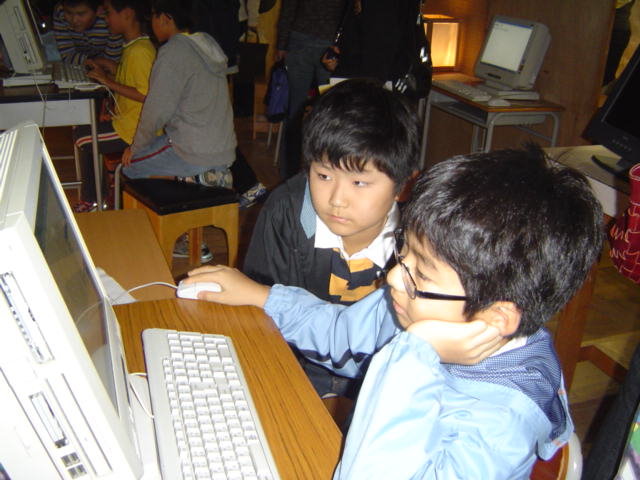 筑波大学付属駒場中学・高校文化祭にてパーソナルコンピュータ研究部のゲームで遊ぶ子供達