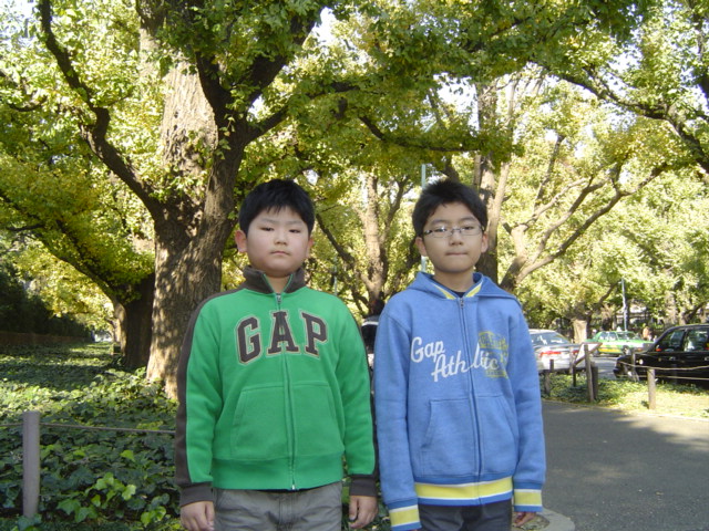 神宮外苑で記念写真の子供達