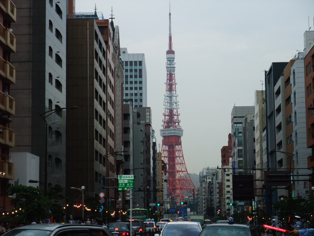 三田2丁目の交差点からみた東京タワー