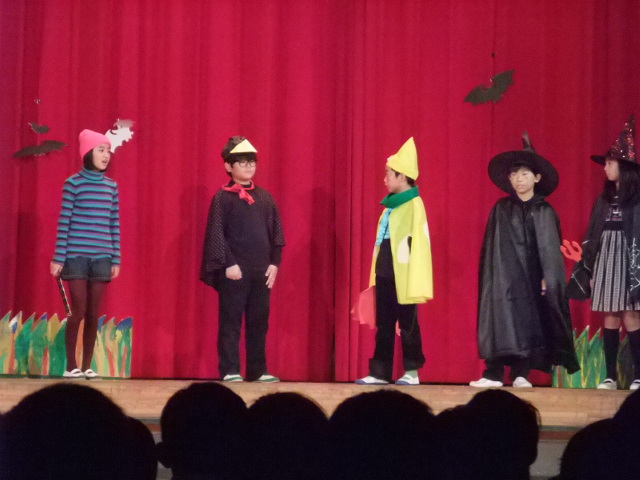 小学校の学芸会で「魔法をすてたマジョリン」のブツクサス役を熱演する下の子