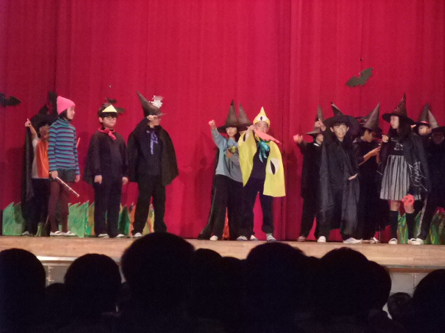 小学校の学芸会で「魔法をすてたマジョリン」のブツクサス役を熱演する下の子