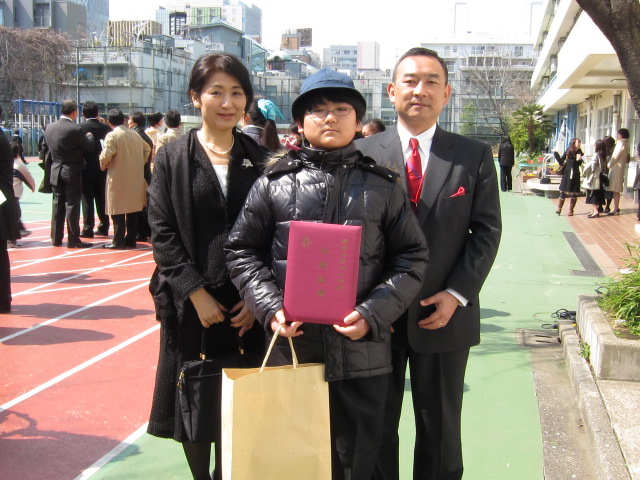 小学校の卒業式にて親子3人で記念撮影