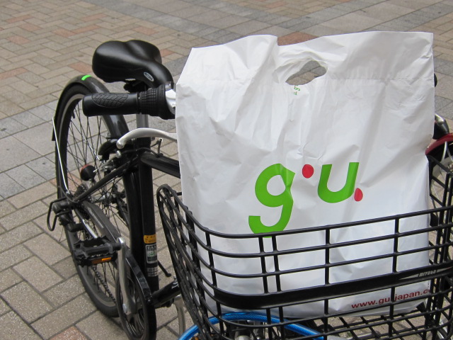 g.u. ジーユーでお買い物をして自転車へ