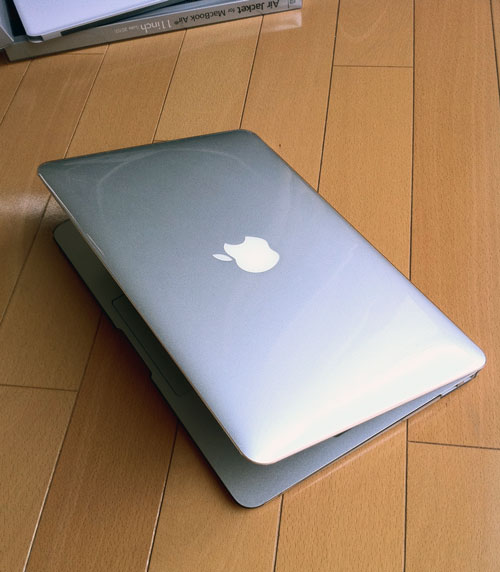 パワーサポートのAirジャケットセット for MacBook Airを装着したMacBook Air（Mid 2011)。てかてかです。）