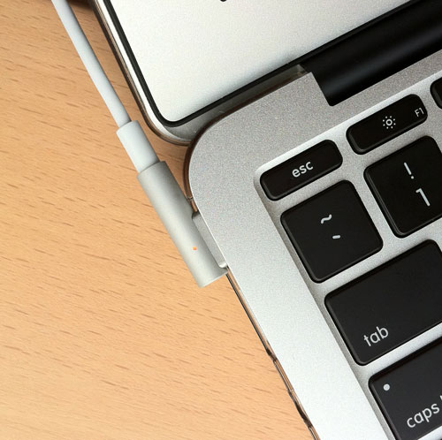 パワーサポートのAirジャケットセット for MacBook Airは約１mmの薄さ。アダプタのコネクタもほとんど干渉しない。